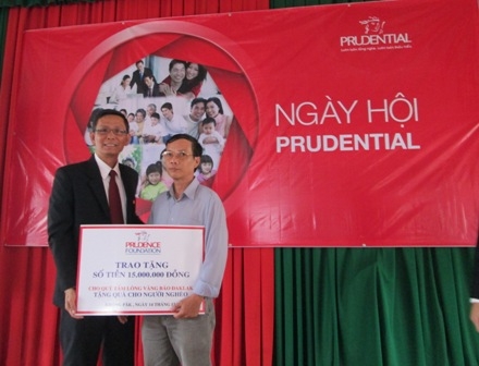 Đại diện Prudential Việt Nam trao tiền hỗ trợ cho Quỹ Tấm lòng vàng Báo Dak Lak