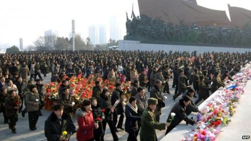 Quân dân Triều Tiên đặt hoa tưởng nhớ cố Chủ tịch Kim Jong-il