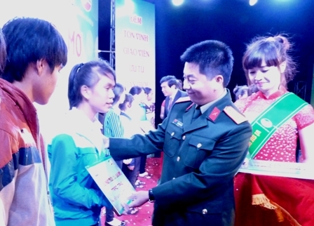 Giám đốc Chi nhánh Viettel Dak Lak Lê Thành Việt trao học bổng cho các học sinh vượt khó học giỏi