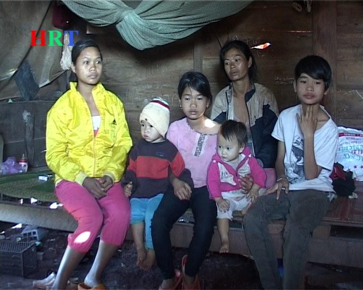 Gánh nặng  đông con đã khiến gia đình chị H’Ksơr ở buôn Tùng Thăng, xã Ea Ral lâm vào cảnh  đói nghèo.