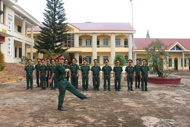 Huấn luyện điều lệnh tại Ban CHQS huyện Ea H'leo.