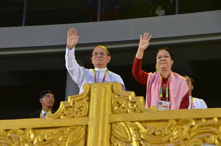Tổng thống Myanmar U Thein Sein và vợ Daw Khin Khin đến tham dự buổi lễ bế mạc