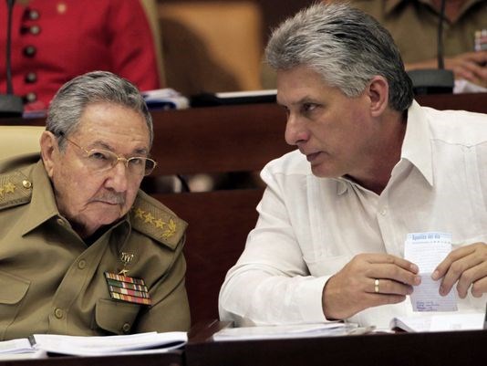 Chủ tịch Cuba Raul Castro (trái).