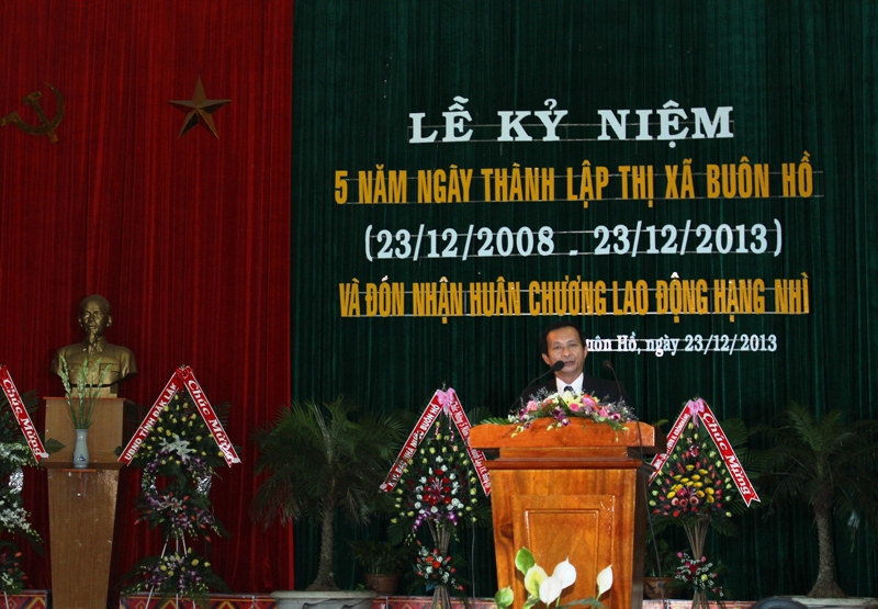 Phó CHủ tịch UBND tỉnh phát biểu chúc mừng Đảng bộ, chính quyền và nhân dân các dân tộc thị xã Buôn Hồ