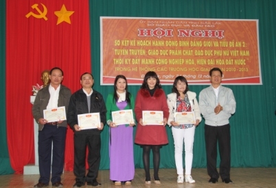 Chủ tịch Công đoàn ngành Giáo dục tỉnh Nguyễn Đức Trản tặng Giấy khen các tập thể 