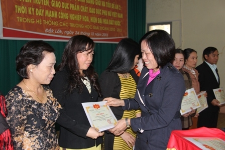 Đại diện Hội Liên hiệp Phụ nữ tỉnh trao Giấy khen các tập thể, cá nhân đạt thành tích xuất sắc Cuộc thi