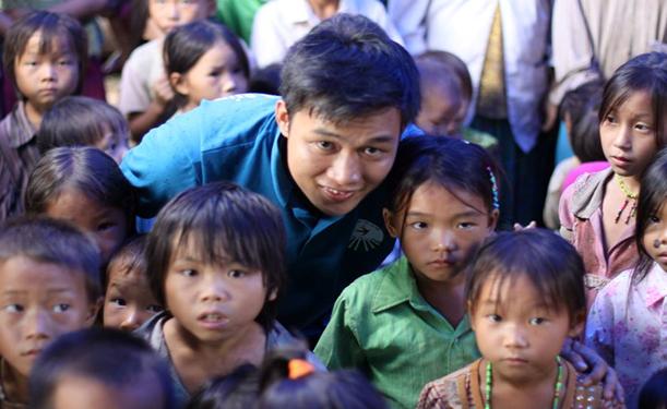 Chàng trai Nguyễn Đăng Tuấn năng nổ trong hoạt động tình nguyện.