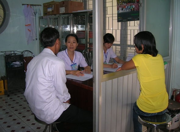 Tư vấn cho người nhiễm HIV tại Trung tâm phòng chống HIV/AIDS tỉnh.