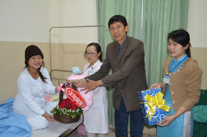 Lãnh đạo Bệnh viện Đa khoa Thiện Hạnh đến thăm, tặng quà chúc mừng sản phụ Phương
