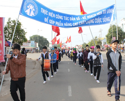 Nhân dân huyện Ea Kar tham gia diễu hành tuyên truyền công tác DS-KHHGĐ