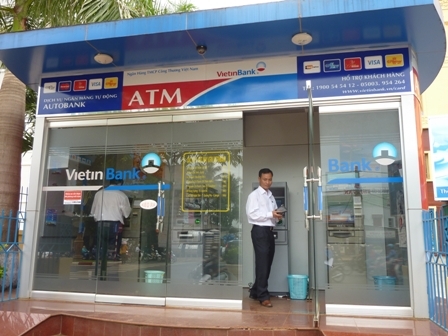 Khách hàng giao dịch tại ATM Vietinbank Dak Lak (ảnh minh họa)
