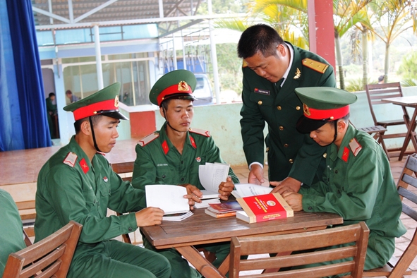Các chiến sĩ mới Trung đoàn Bộ binh 95 đọc sách, báo tìm hiểu truyền thống của đơn vị.