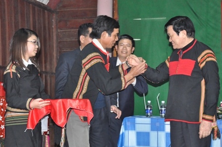 Đồng bào buôn Tai tặng quả Chủ tịch nước Trương Tấn Sang