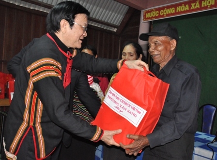Chủ tịch nước Trương Tấn Sang trao quà tặng đồng bào buôn Tai