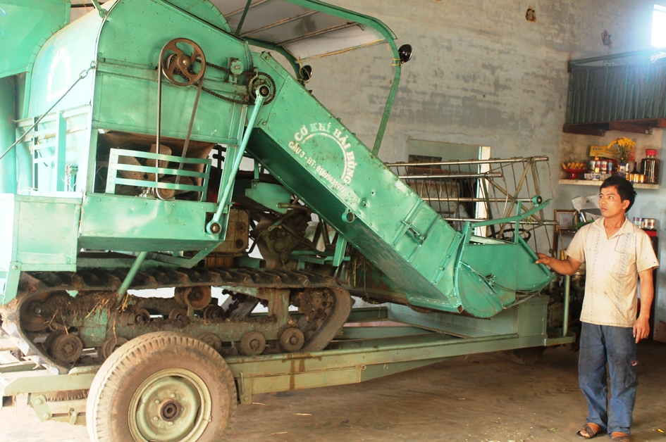 Chiếc máy gặt liên hợp đa năng của nhà sáng chế Nguyễn Văn Hải giúp người dân  trồng lúa giảm chi phí và công lao động.