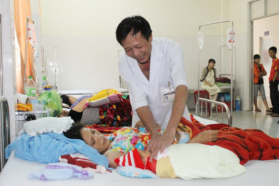 Thái độ ân cần của các thầy thuốc đã bồi đắp thêm niềm tin của người dân  với Bệnh viện Đa khoa huyện M’Drak.