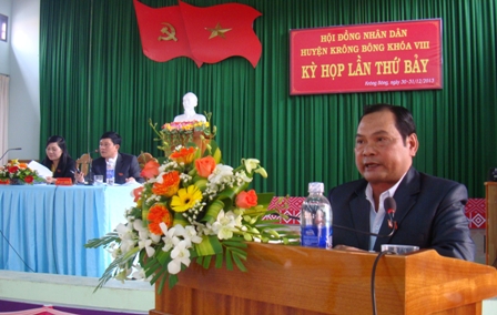 Ông Y’ Ruynh Niên Kuăn - Bí thư huyện ủy Krông Bông phát biểu tại kỳ họp