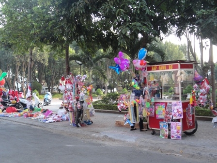 Tiểu hoa viên trên đường Nguyễn Khuyến - Nguyễn Công Hoan bị chiếm dụng để bán hàng ngay cổng trường mầm non quốc tế.