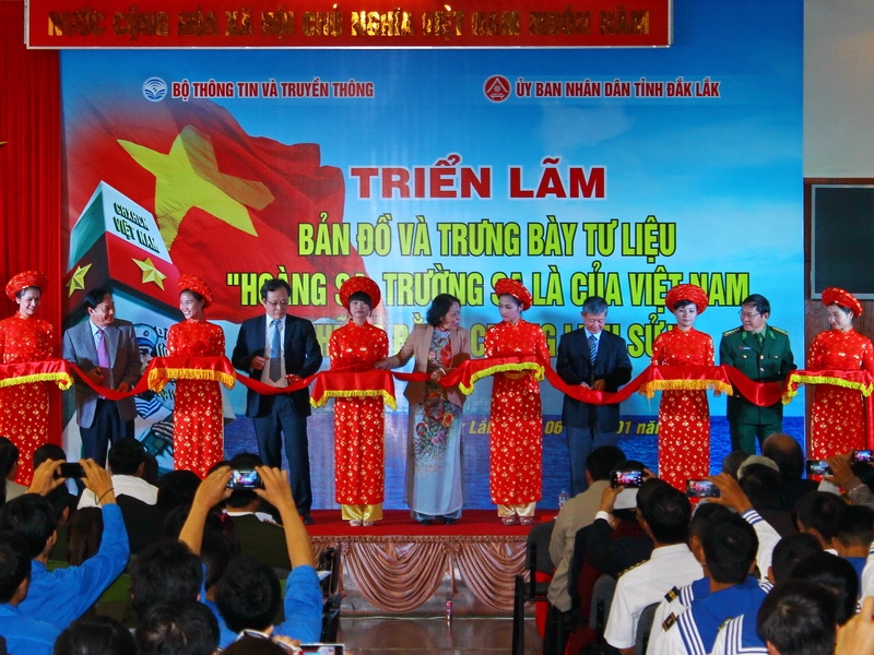 Lãnh đạo các bộ, ban, ngành Trung ương và tỉnh Dak Lak cắt băng khánh thành triển lãm