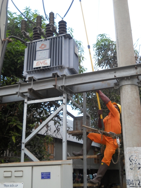 Kiểm tra,  xử lý sự cố  tại các trạm biến áp  nhằm  cung cấp điện liên tục  cho  khách hàng là việc làm thường xuyên của Điện lực Lak.  Ảnh: B.Đ.K