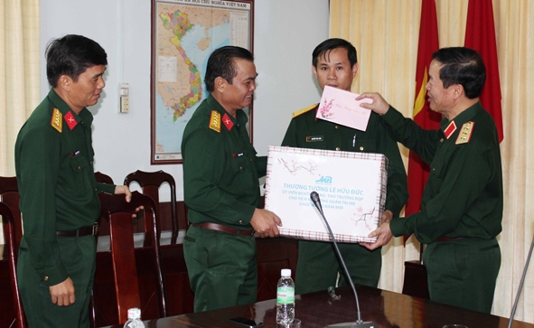 Thượng tướng Lê Hữu Đức, Thứ trưởng Bộ Quốc phòng tặng quà cho cán bộ, chiến sĩ Bộ CHQS tỉnh nhân dịp Xuân Giáp Ngọ.