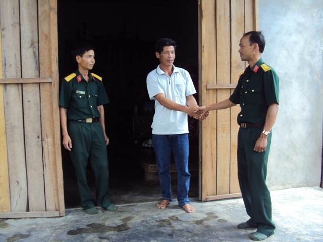 Cán bộ Ban Chỉ huy Quân sự huyện Ea Súp thăm, động viên gia đình  anh Đinh Văn Quân.