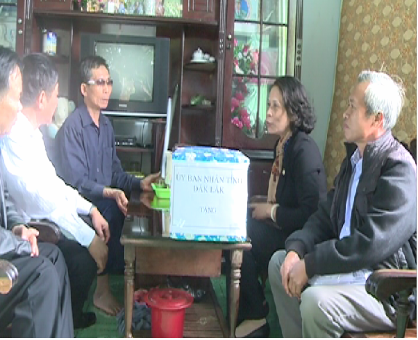 Đồng chí Mai Hoan Niê Kđăm, Phó Chủ tịch UBND tỉnh đến thăm, tặng quà một gia đình nạn nhân chất độc da cam/đioxin ở xã Ea Kly (huyện Krông Pak).