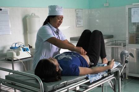 Nhân viên Trạm y tế Ea Pin (huyện M'Drak) chăm sóc sức khỏe thai kỳ cho phụ nữ mang thai trên địa bàn, 