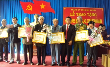 Những đảng viên nhận Huy hiệu 65 năm tuổi đảng.