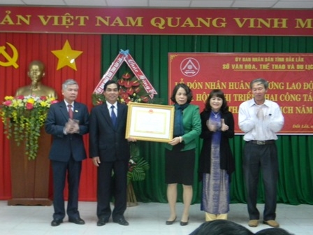 Thừa ủy quyền Chủ tịch nước, Bà Mai Hoan Niê Kdăm-Phó chủ tịch UBND tỉnh trao tặng Quyết định...