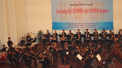 Dàn nhạc Giao hưởng  Nhạc viện TP. Hồ Chí Minh  đang biểu diễn tác phẩm “Giao hưởng Hồ Chí Minh”