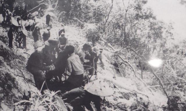 Đường Trường Sơn qua đèo Chư Poong, tỉnh Gia Lai năm 1974.  Ảnh: T.L