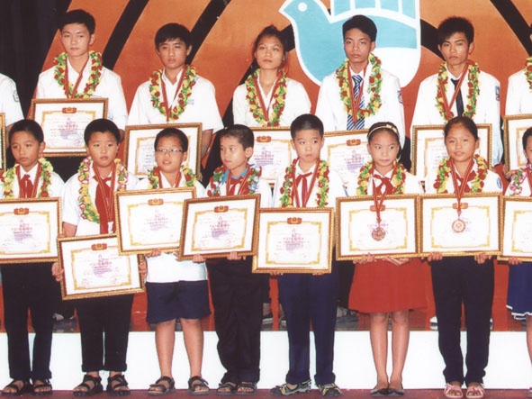 Huỳnh Chí Hiệp (trên, ngoài cùng bên trái) và Hồ Quang Duy (trên, cạnh Hiệp) nhận giải thưởng tại Lễ tổng kết và trao giải Cuộc thi Sáng tạo Thanh thiếu niên nhi đồng toàn quốc lần thứ 9-2013.