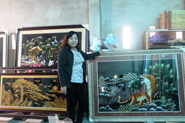 Các bức tranh thêu tay do chị Việt sản xuất với mẫu mã đa dạng ngày càng được thị trường ưa chuộng