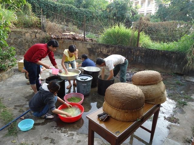 Các thành viên của nhóm đang đãi gạo, đỗ chuẩn bị gói bánh