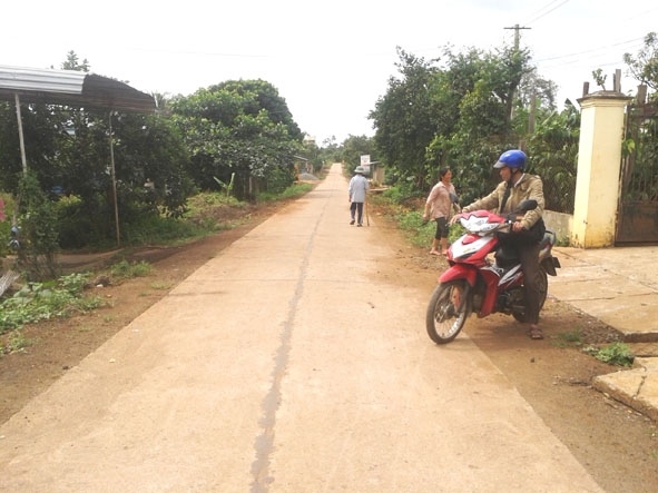 Người dân thôn Hiệp Tiến xã Quảng Hiệp (Cư M’gar) đóng góp gần 1 tỷ đồng để làm đường giao thông nông thôn - Ảnh: V.C
