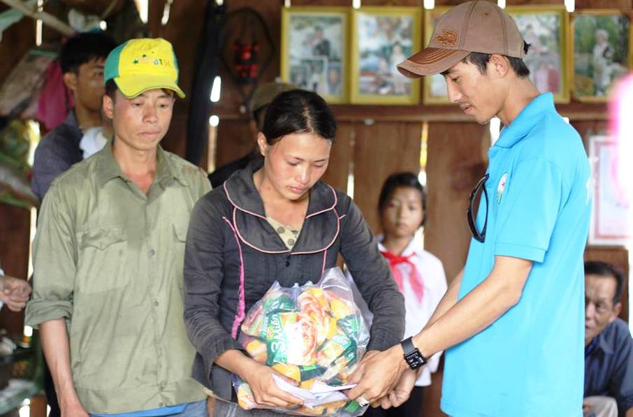 Những món quà nhỏ ấm lòng ngày Tết của thanh niên huyện Ea Súp trao tận tay người dân nghèo xã Cư Kbang, huyện Ea Súp.