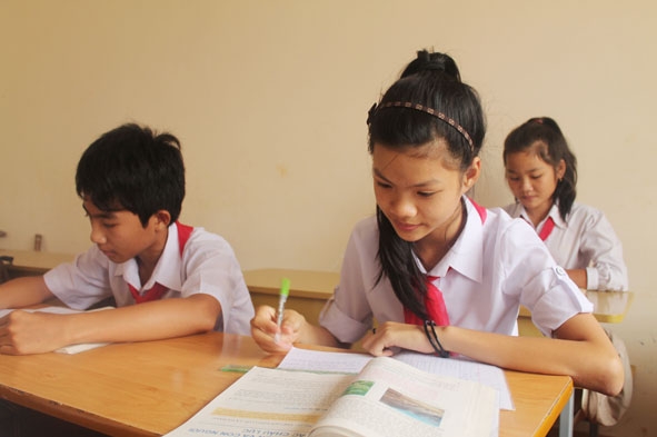 Nguyễn Thị Hà Thanh chăm chú học bài ở trên lớp.