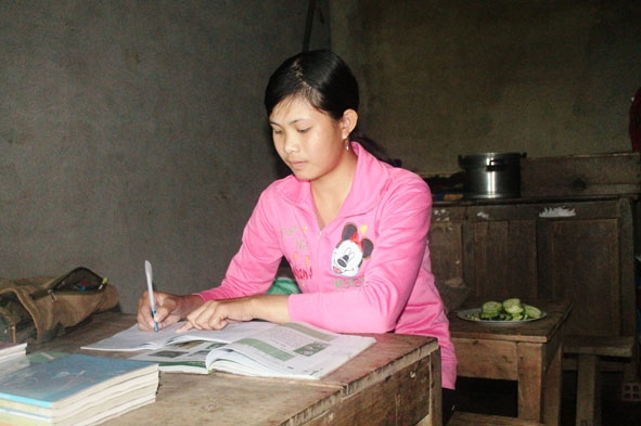 Sau giờ học trên lớp, ở nhà Hồ Thị Khánh chăm chỉ học bài.