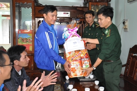 Đại diện Đoàn Khối các cơ quan tỉnh trao quà Tết tặng cán bộ, chiến sĩ Đồn Biên phòng Cửa khẩu Dak Ruê