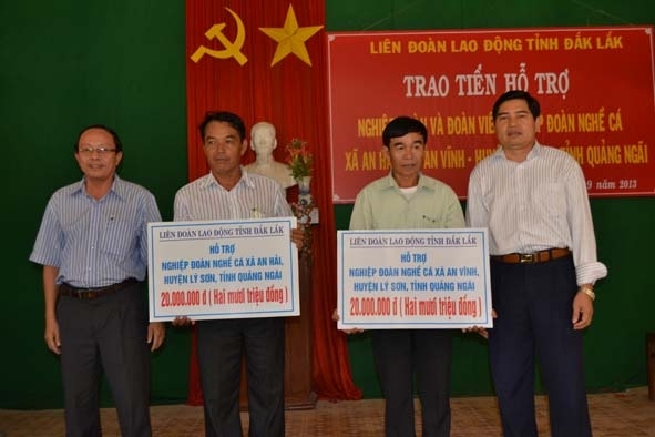 Đại diện lãnh đạo Liên đoàn Lao động tỉnh tặng quà cho  hai nghiệp đoàn nghề cá xã An Hải, An Vĩnh Ảnh: QUANG TRUNG