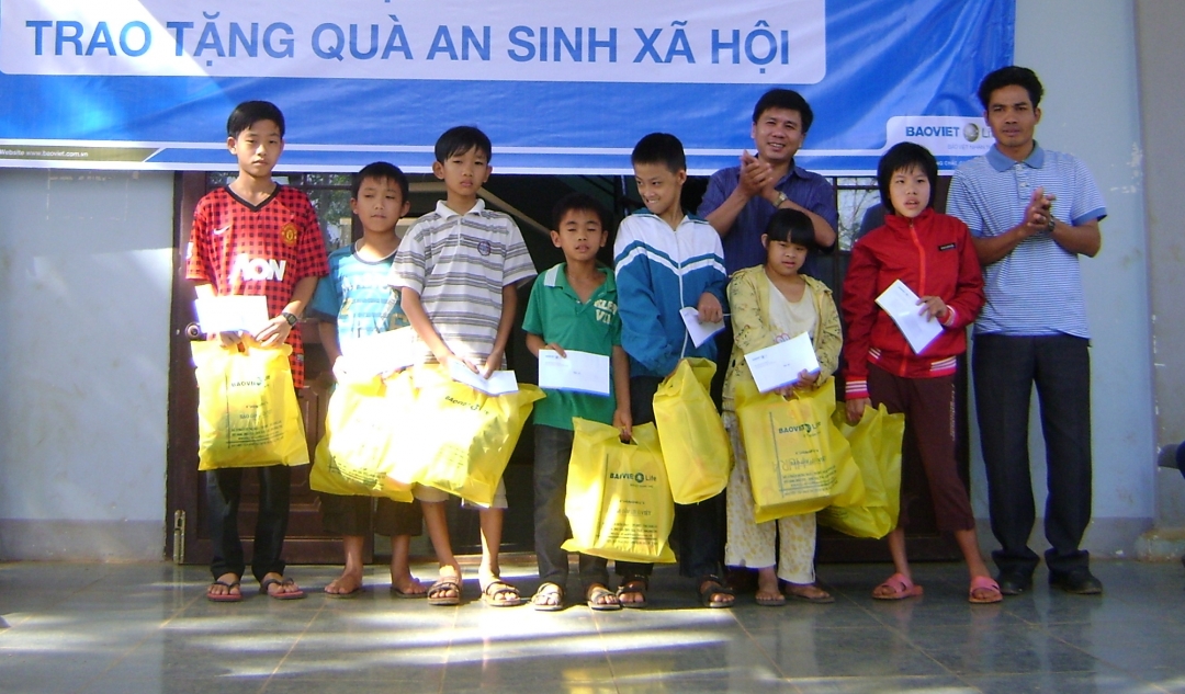 Đại diện Quỹ Bảo trợ trẻ em tỉnh tặng quà trẻ em nghèo, mồ côi,  khuyết tật xã Ea Bar (Buôn Đôn)