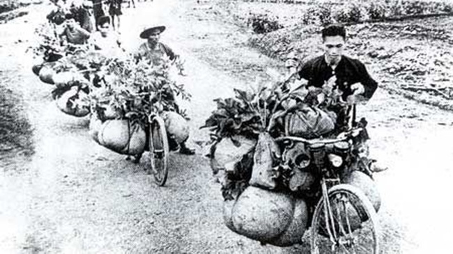 Được mệnh danh là “binh đoàn ngựa sắt”,  những chiếc xe đạp thồ đã góp phần quan trọng  vào Chiến thắng Điện Biên Phủ  - Ảnh: TL