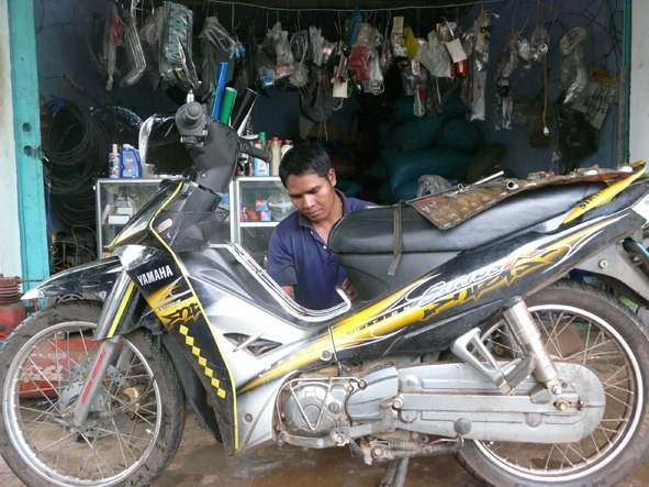 Anh Y Liễu Byă (buôn Cuê, xã Băng Adrênh, huyện Krông Ana) có thu nhập ổn định nhờ nghề sửa chữa xe máy.