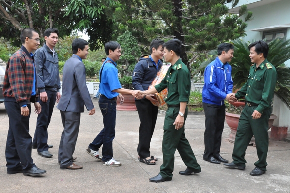 Đoàn viên thanh niên Đoàn khối các cơ quan tỉnh thăm  Đồn Biên phòng Cửa khẩu Dak Ruê.
