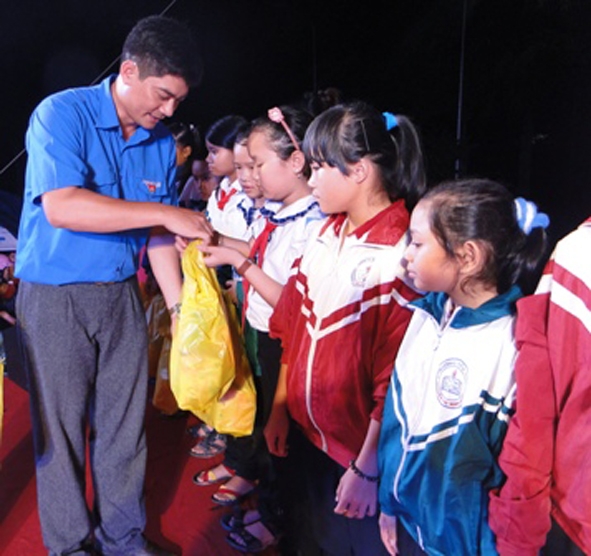 Anh Y Vinh Tơr tặng quà thiếu nhi nghèo huyện Lak nhân dịp Tết Trung thu năm 2013.