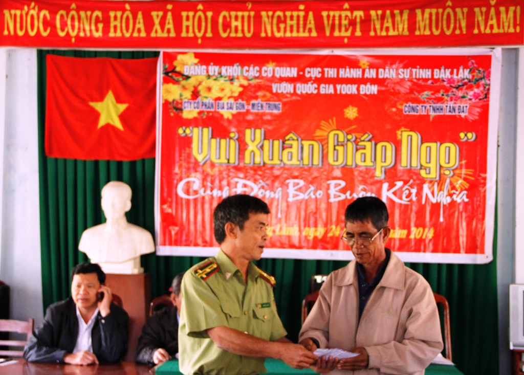 Phó Giám đốc Vườn Quốc gia Yôk Đôn Hoàng Văn Xuân thay mặt các đơn vị kết nghĩa tặng buôn Giang Lành 4 triệu đồng tiền mặt.