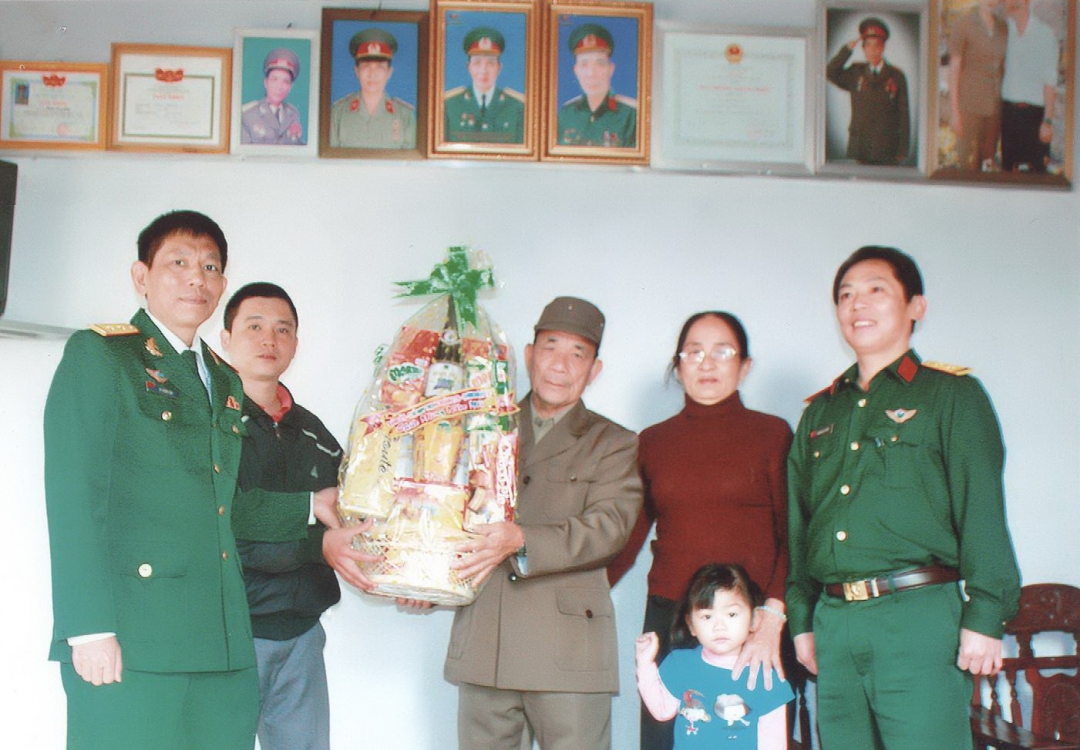 Trung tá Lê Xuân Lập, Bí thư Đảng ủy, Chính ủy Trung đoàn 728 tặng quà gia đình chính sách ông Phan Văn Đàn, phường Tân An