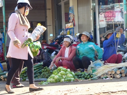 Chợ quê bày bán nhiều mặt hàng từ nhỏ đến lớn và lưu giữ những nét văn hóa rất riêng của người Việt