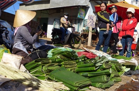 Lá dong, lạt buộc là những thứ không thể thiếu